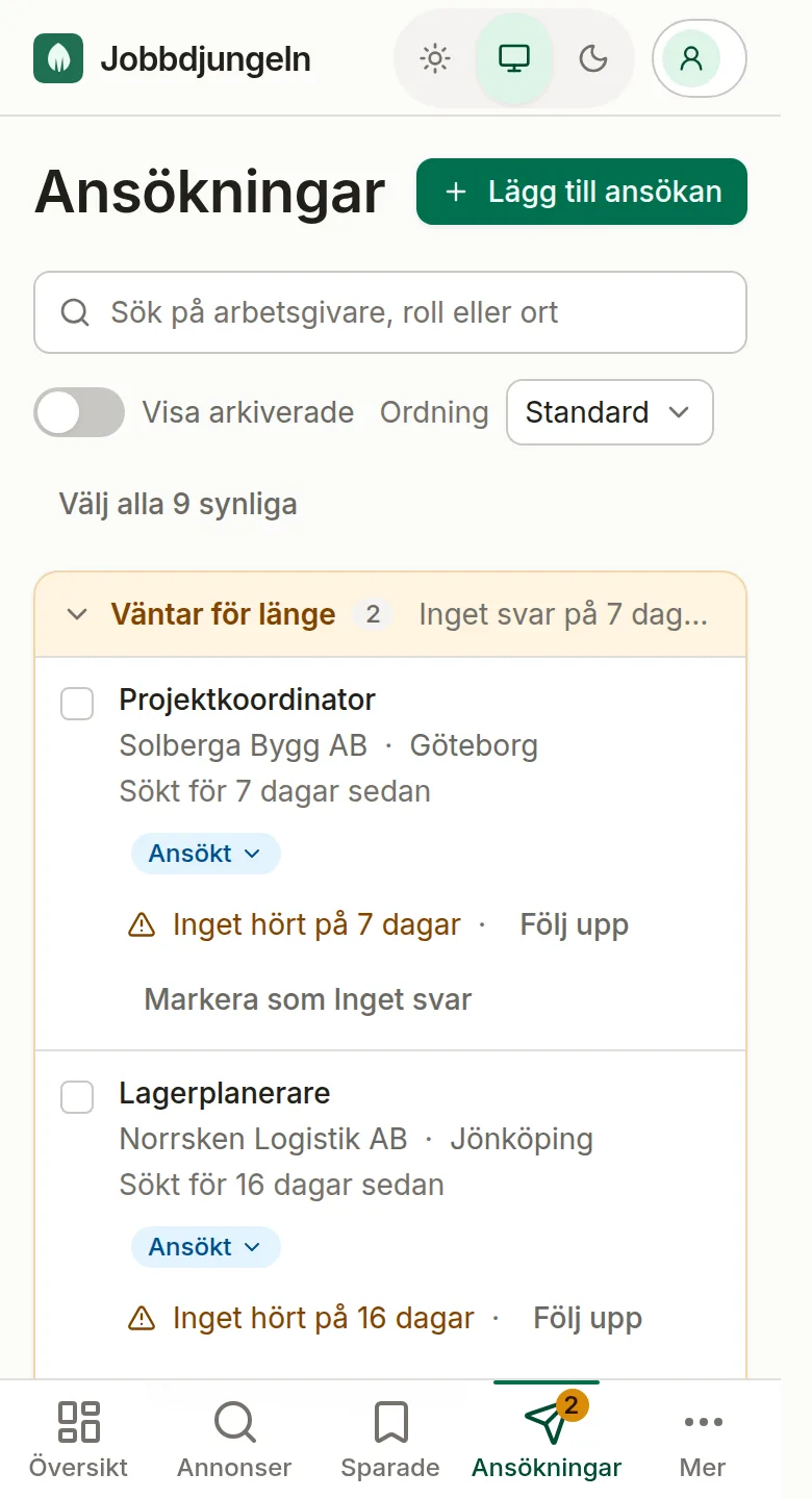 Ansökningarna i Jobbdjungeln, ordnade efter steg: sökt, kontakt, intervju, erbjudande och avslutade. Det som varit tyst länge är markerat, och varje ansökan visar när det är dags att följa upp.