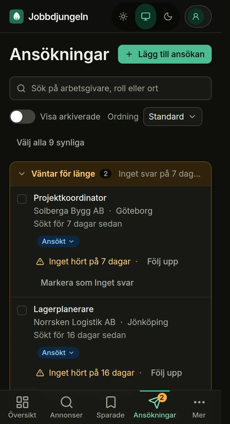 Ansökningarna i Jobbdjungeln, ordnade efter steg: sökt, kontakt, intervju, erbjudande och avslutade. Det som varit tyst länge är markerat, och varje ansökan visar när det är dags att följa upp.